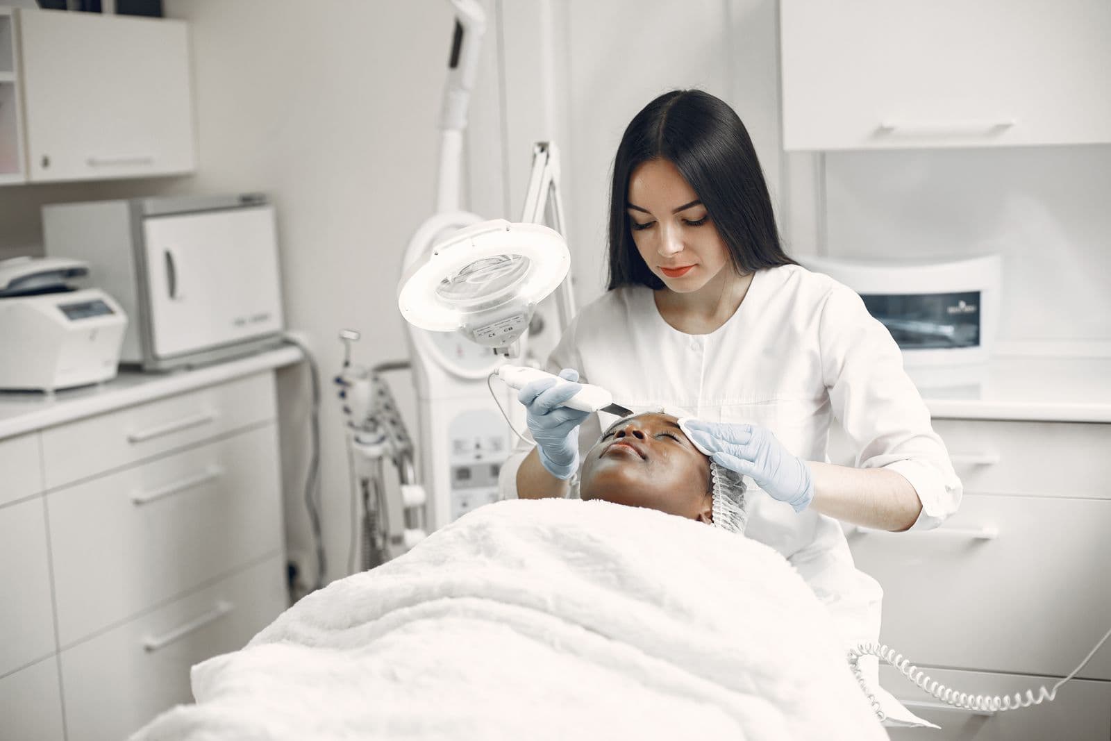 Profissional em um ambiente de estética, em fotografia ilustrativa